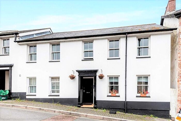 2 Bedroom Flat To Rent In Market Square, Axminster, EX13