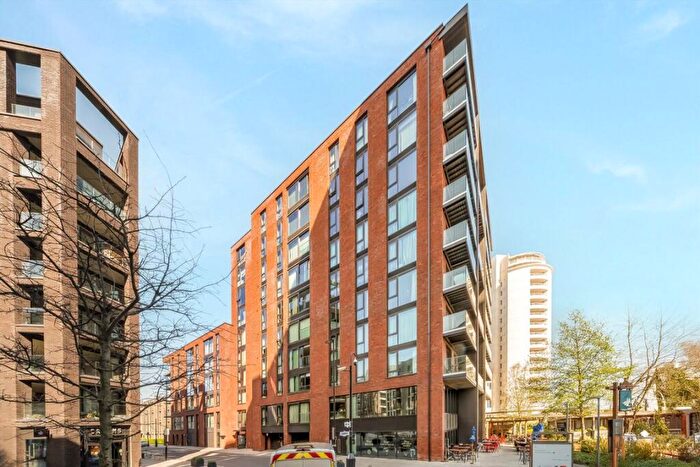 3 Bedroom Flat To Rent In Starboard Way, Royal Wharf, E16