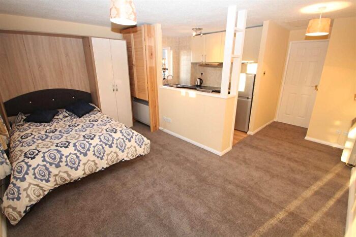 1 Bedroom Apartment To Rent In Pomander Crescent, Walnut Tree, MK7