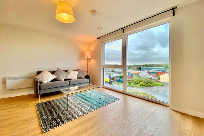 2 Bedroom Flat To Rent In Victoria Riverside, Leeds, West Yorkshire, LS10