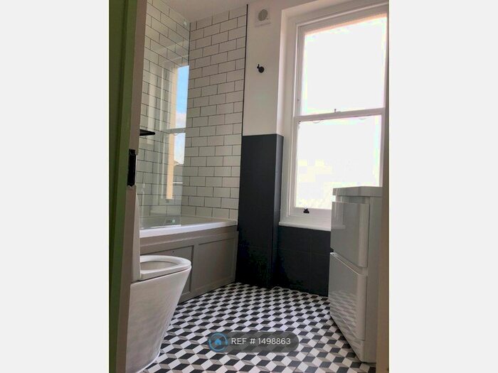 2 Bedroom Flat To Rent In Meeting House Lane, London, SE15