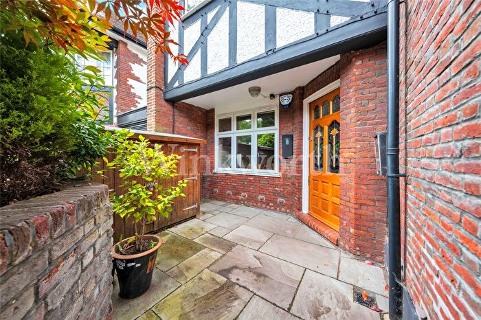 3 Bedroom Flat For Sale In Finchley Road, London, NW11