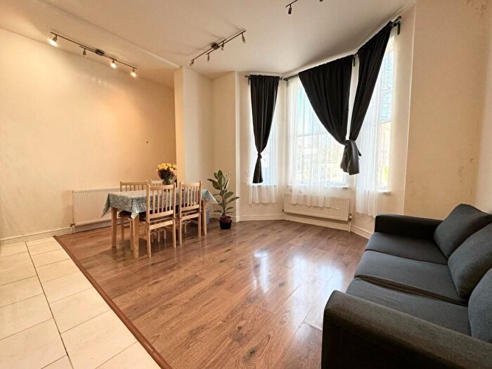 2 Bedroom Flat To Rent In Courcy Road, Haringey, N8
