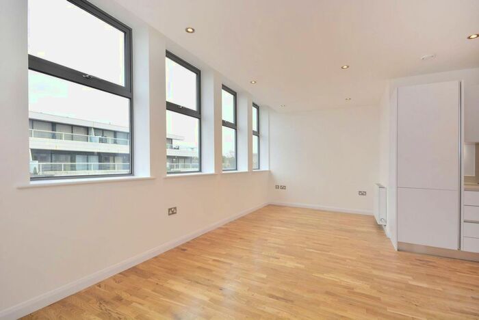 Studio To Rent In Streatham High Road, Streatham Hill, London, SW16