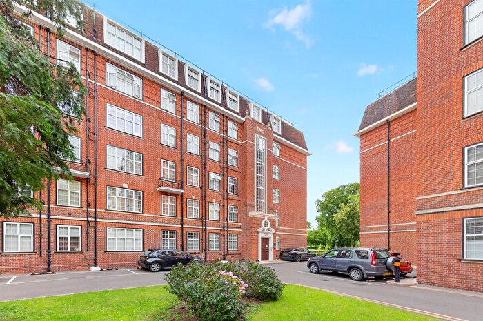 2 Bedroom Flat For Sale In Heathfield Terrace, Chiswick, London, W4