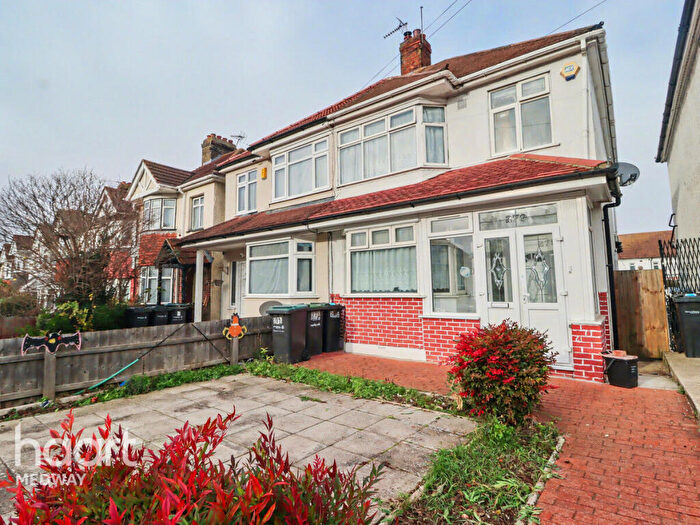 4 Bedroom Semi Detached House To Rent In Old Road East, Gravesend, DA12
