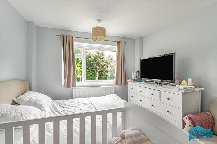 2 Bedroom Apartment For Sale In Cedar Drive, East Finchley, N2