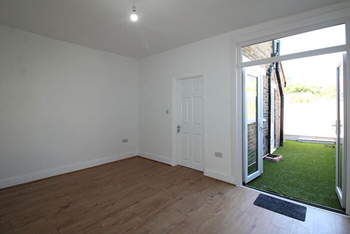 4 Bedroom Semi Detached House To Rent In Oval Road, Croydon, CR0