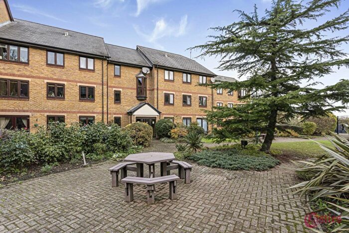 1 Bedroom Flat For Sale In Riverside Close, London, E5