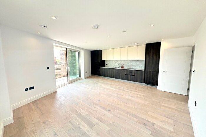 3 Bedroom Flat To Rent In High Road Leyton, London, E10