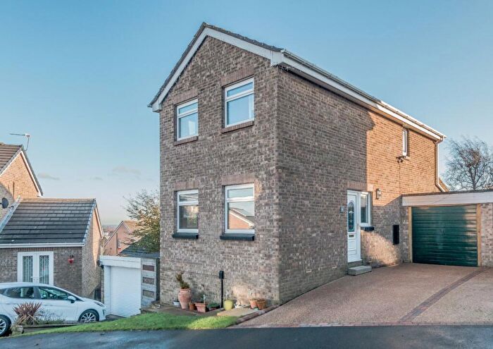 3 Bedroom Link Detached House For Sale In Wendron Way, Idle, Bradford, BD10