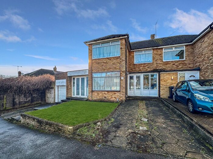 3 Bedroom Semi Detached House For Sale In Holmwood Close, Dunstable, LU5