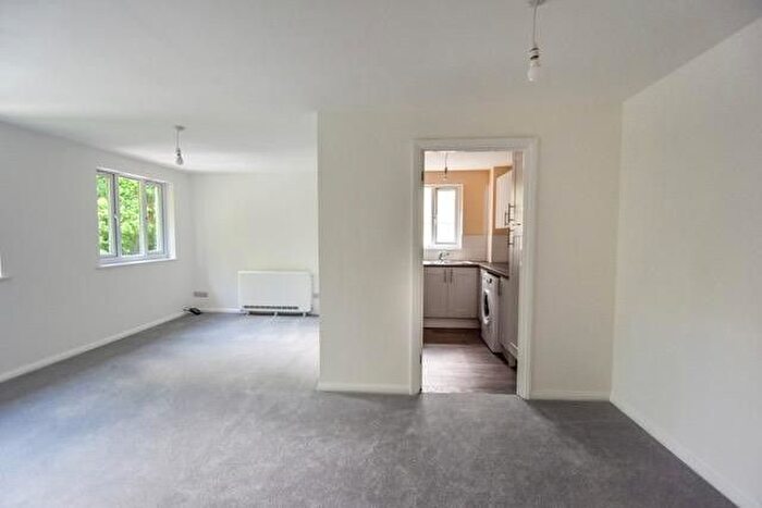 2 Bedroom Flat To Rent In Alexandra Gardens, Woking, GU21