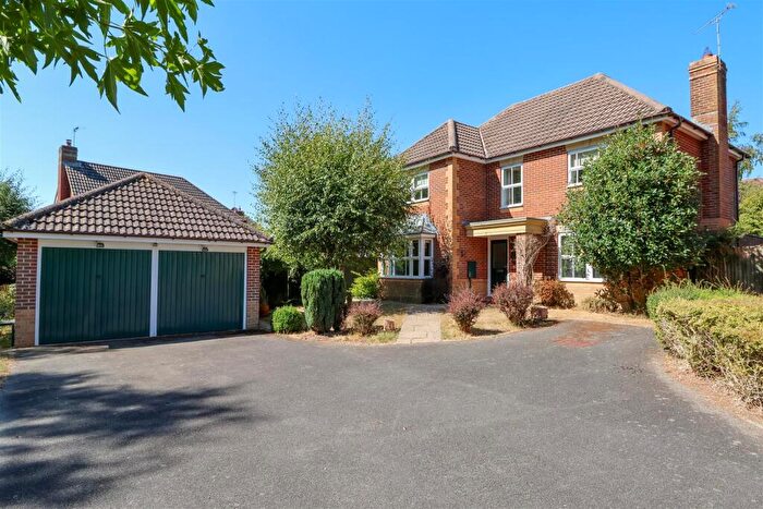 4 Bedroom Detached House For Sale In Walton Drive, Horsham, RH13