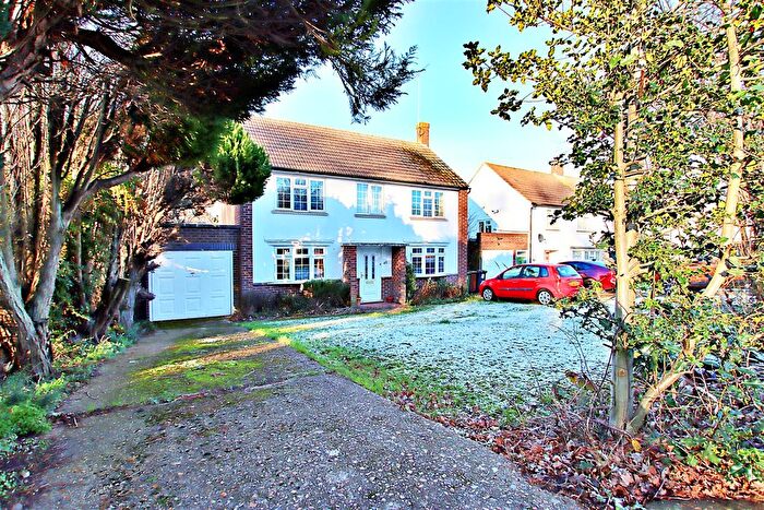 3 Bedroom Detached House For Sale In Carrington Avenue, Borehamwood, WD6