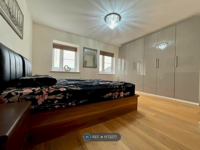 4 Bedroom Semi-Detached House To Rent In Reservoir Way, Ilford, IG6