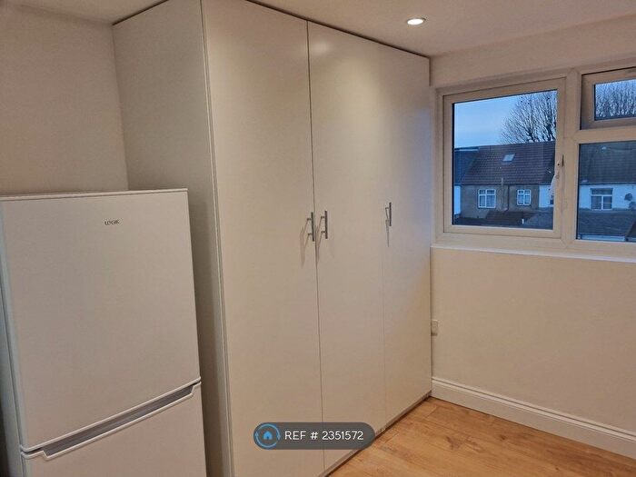 1 Bedroom Flat To Rent In Woodlands Road, UB1