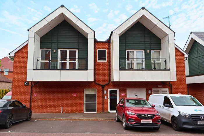 2 Bedroom Flat For Sale In Oasthouse Drive, Horndean, PO8