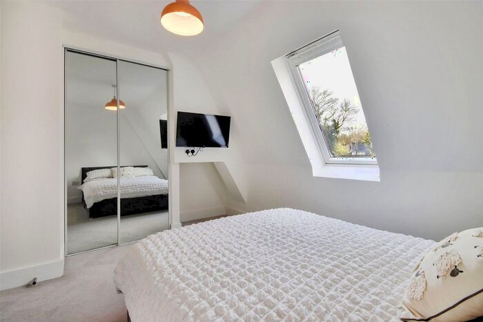 1 Bedroom Flat For Sale In North Ash Road, New Ash Green, Longfield, Kent, DA3