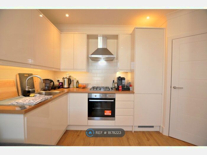 1 Bedroom Flat To Rent In High Road, London, N2