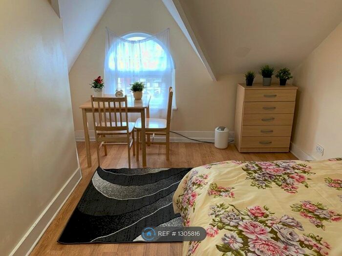 Studio To Rent In Philip Lane, London N15