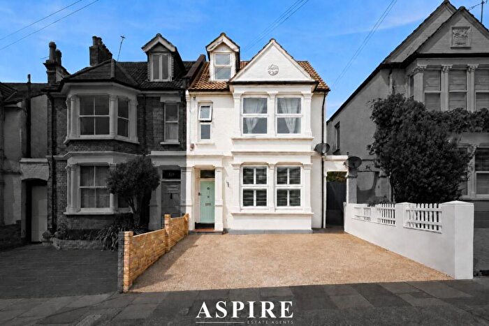 3 Bedroom Maisonette For Sale In Retreat Road, Westcliff-On-Sea, SS0