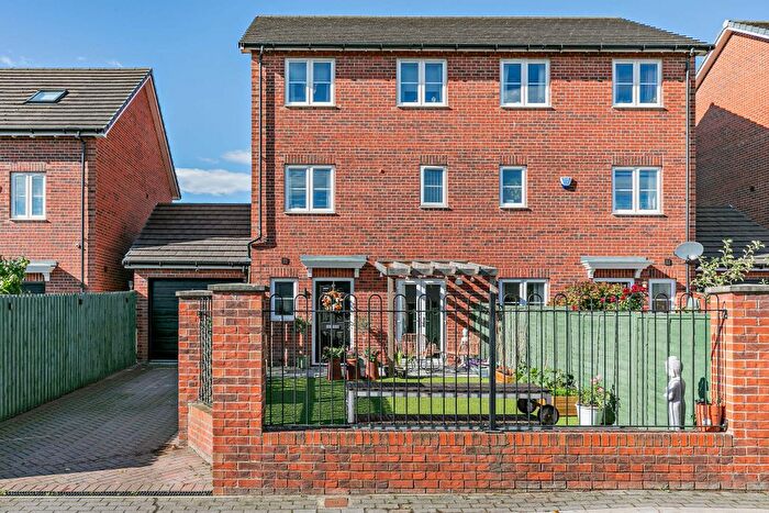 4 Bedroom Semi-detached House For Sale In Old River View, Castleford, Wakefield, WF10