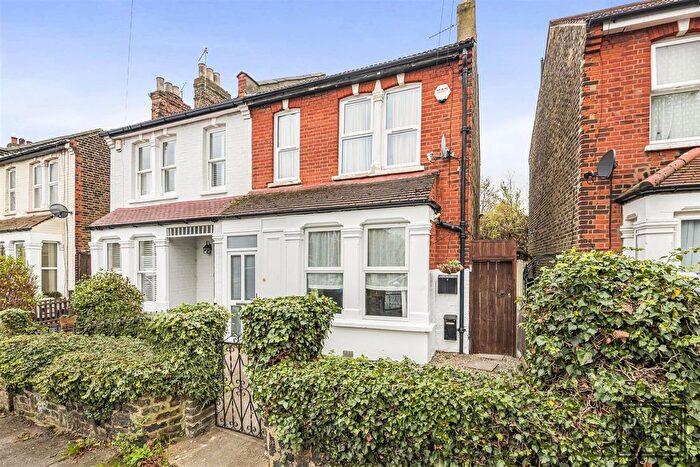 2 Bedroom Flat To Rent In First Avenue, Enfield, EN1