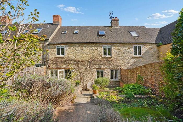 4 Bedroom Terraced House For Sale In College Row, Crawley, OX29