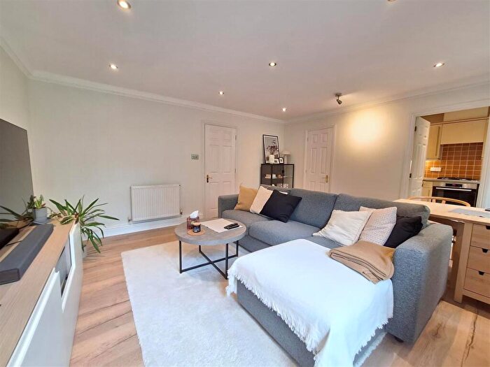 2 Bedroom Flat To Rent In Elliotts Way, RG4