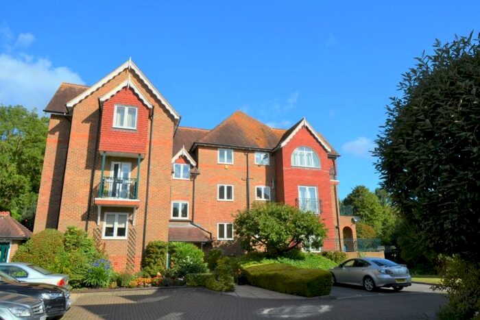 2 Bedroom Flat To Rent In Leatherhead, KT22