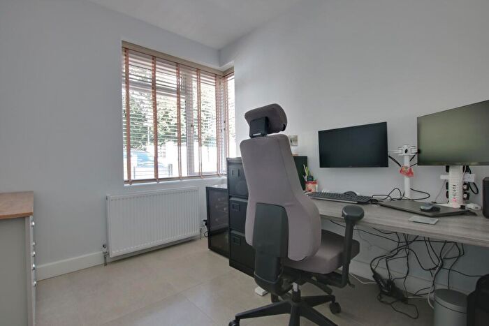 4 Bedroom Detached House For Sale In The Avenue, Fareham, PO14
