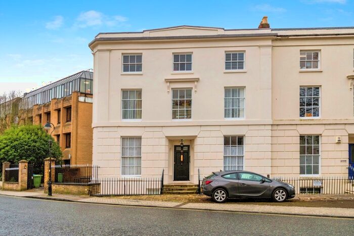 2 Bedroom Flat To Rent In Carlton Crescent, Southampton, SO15