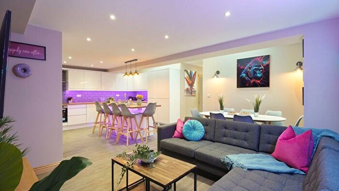 6 Bedroom Semi-Detached House To Rent In Forsythia Gardens, Lenton, NG7