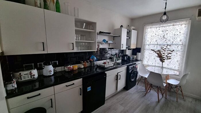 2 Bedroom Flat To Rent In St Johns Way, Archway, London, N19