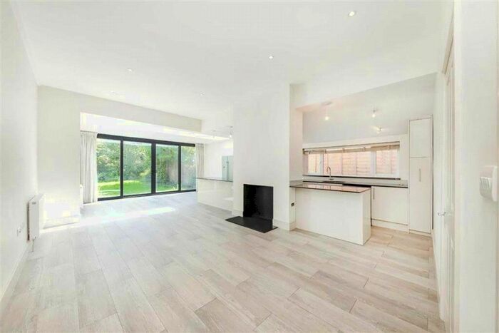 6 Bedroom Property To Rent In Cranhurst Road, Mapesbury, NW2