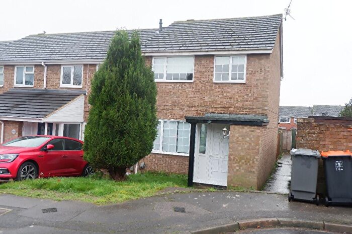 3 Bedroom End Of Terrace House To Rent In Salters Way, Dunstable, LU6