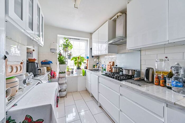 3 Bedroom Flat For Sale In Hopton House, Brixton, London, SW9