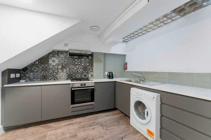 2 Bedroom Flat To Rent In Rectory Road, N16