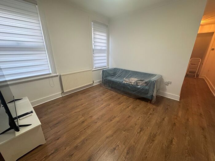 2 Bedroom Flat To Rent In Collingbourne Road, London, W12