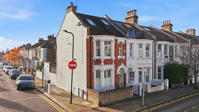 3 Bedroom Apartment To Rent In Purves Road, Kensal Rise, NW10
