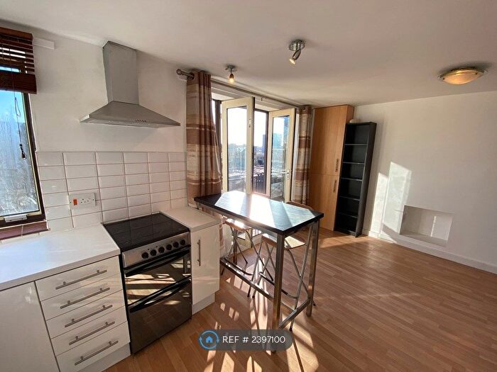 2 Bedroom Flat To Rent In St. Katharines House, London, N1