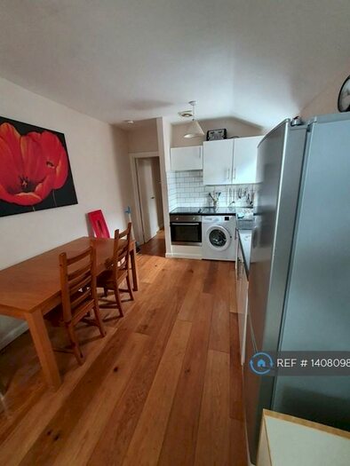2 Bedroom Flat To Rent In Rochester Avenue, London, E13