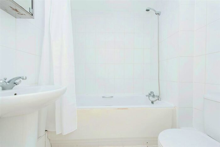 2 Bedroom Flat For Sale In London Road, Kingston Upon Thames, KT2