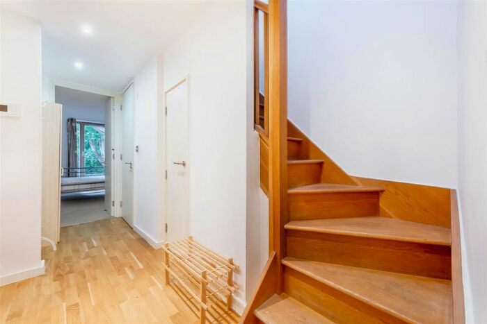 3 Bedroom Flat To Rent In St. John's Way, London, N19
