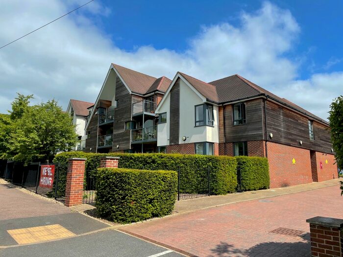 1 Bedroom Flat To Rent In Darkes Lane, Potters Bar, EN6