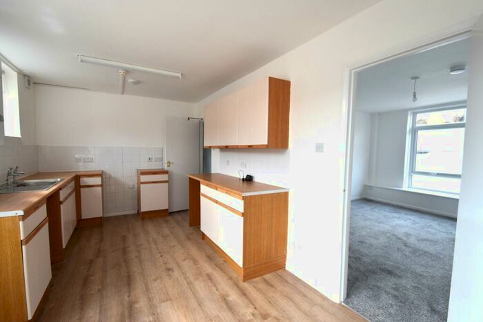 3 Bedroom Flat To Rent In Fore Street, Tiverton, Devon, EX16