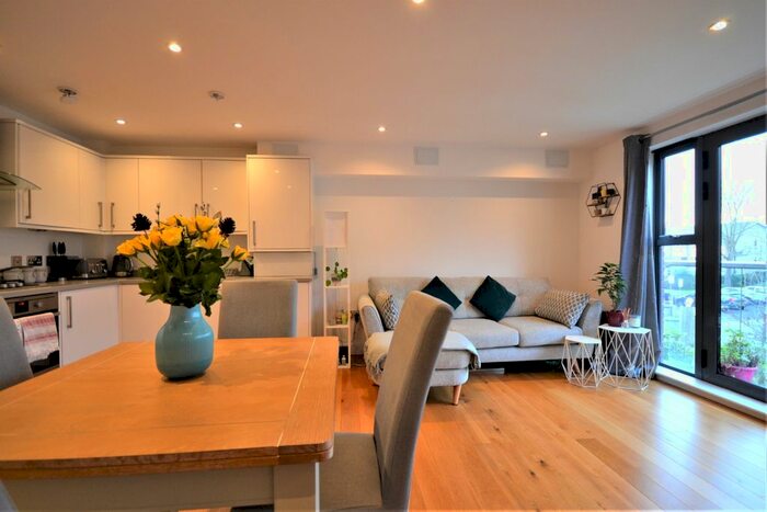 1 Bedroom Flat To Rent In Masons Hill, Bromley BR2