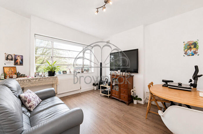 2 Bedroom Apartment To Rent In Denison Close, London, N2