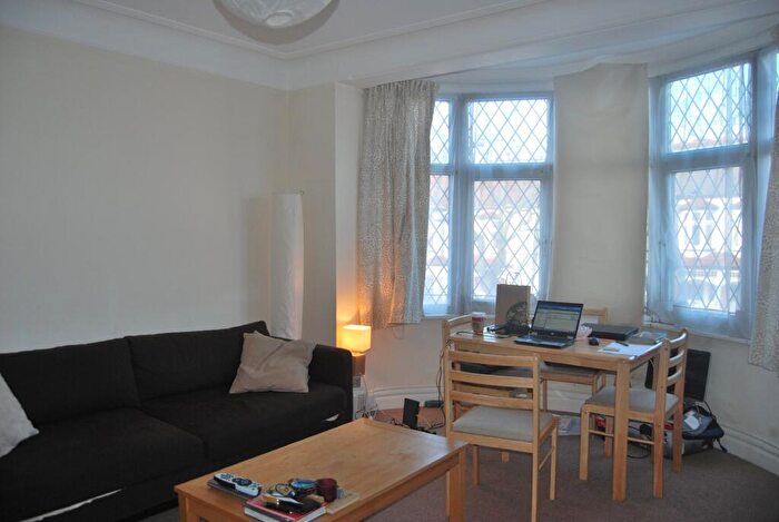 1 Bedroom Flat To Rent In The Grove, Palmers Green, London, N13